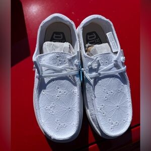 BRAND NEW girl hey dudes